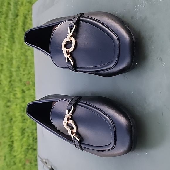 Seychelles Black Loafers with Gold Buckle Size 9W - Picture 2 of 12